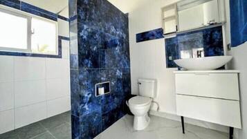 Chambre, vue piscine | Salle de bain | Douche, serviettes fournies, papier toilette