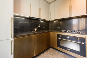 Kühlschrank, Ofen, Herdplatte, Wasserkocher mit Kaffee-/Teezubehör