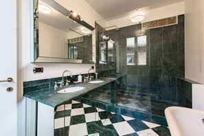 Dusj, hårføner, håndklær og sjampo