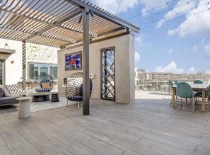 Outdoor dining - Urban Oasis: Comfort and Peace With GYM/Pool and free parking  (Addison)