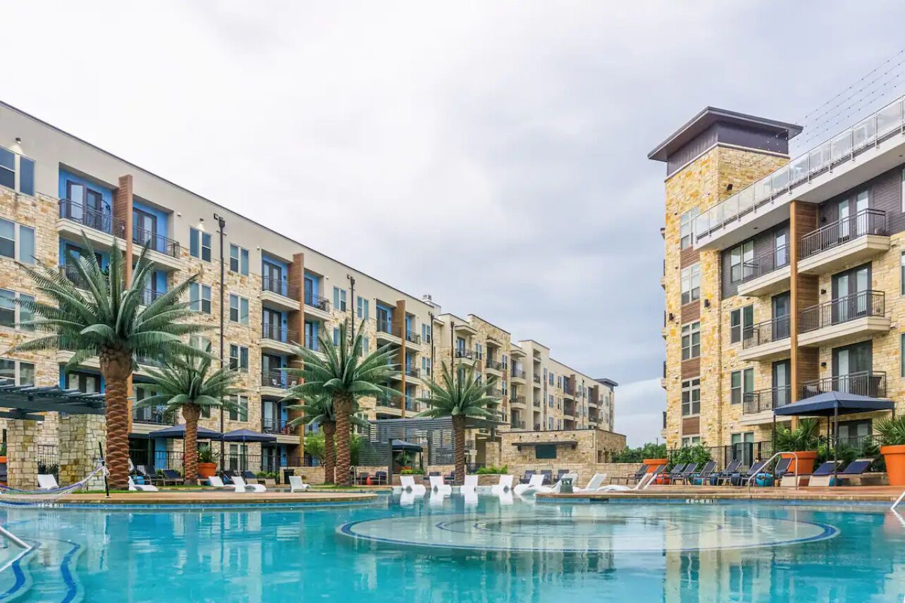 Urban Oasis: Comfort and Peace With GYM/Pool and free parking 