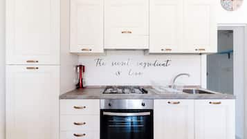 Frigorifero, forno, piano cottura, macchina per tè/caffè