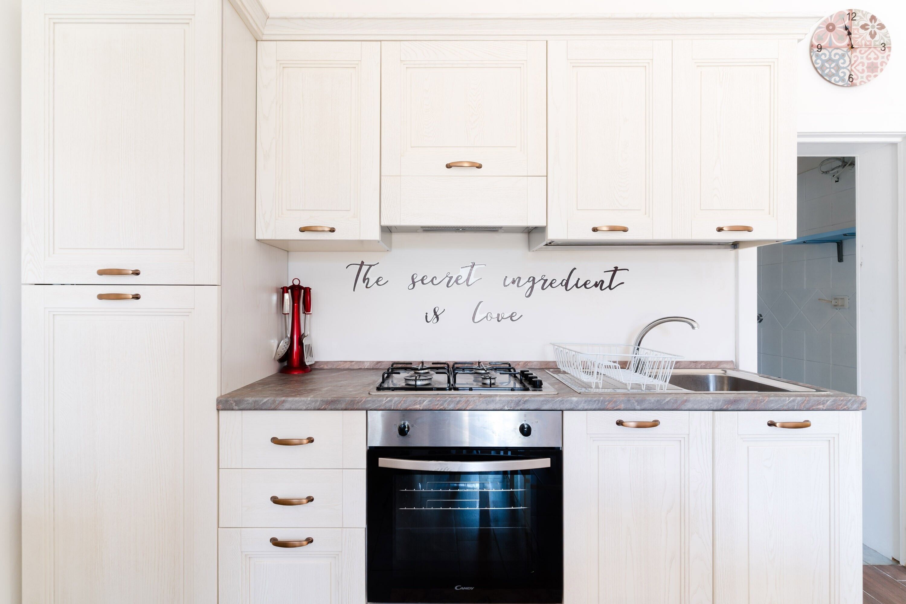 Fridge, oven, stovetop, coffee/tea maker