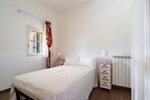 1 makuuhuone, silitysrauta/-lauta