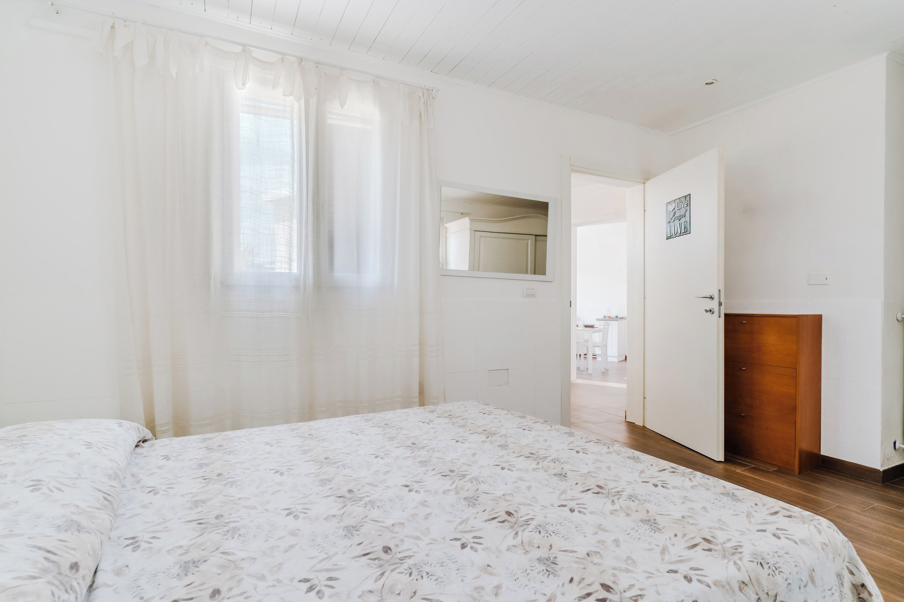 1 camera, ferro/asse da stiro