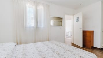 1 camera, ferro/asse da stiro