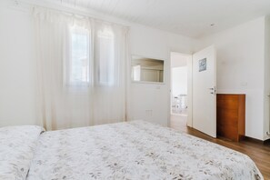 1 chambre, fer et planche à repasser