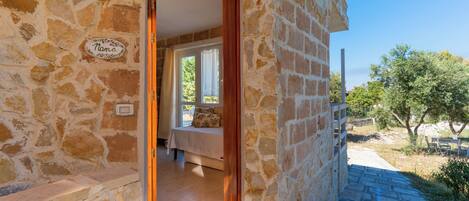 المنطقة المحيطة بالمنشأة