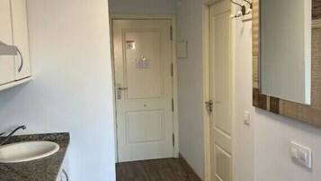 Kühlschrank, Mikrowelle, Herdplatte, Wasserkocher mit Kaffee-/Teezubehör