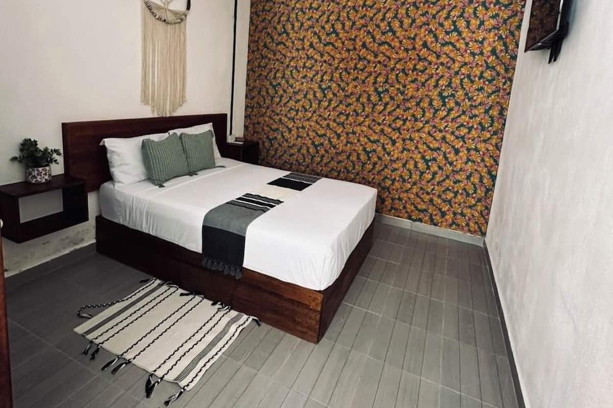 Quarto casal standard | Cofres nos quartos, ferros/tábuas de passar roupa, Wi-Fi de cortesia