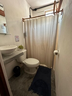 Phòng đôi Tiêu chuẩn | Phòng tắm | Buồng tắm vòi sen, khăn tắm, xà phòng, dầu gội 