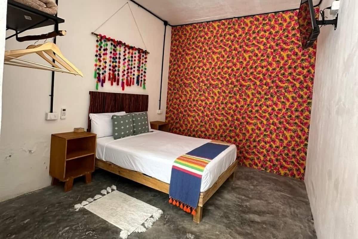 Quarto casal econômico | Cofres nos quartos, ferros/tábuas de passar roupa, Wi-Fi de cortesia
