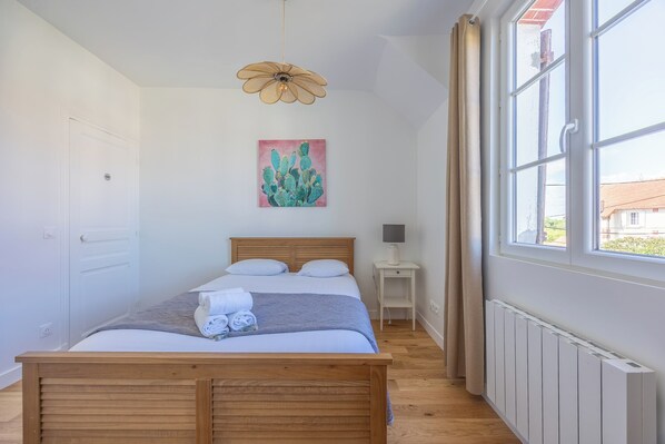 2 chambres, fer et planche à repasser, Wi-Fi, draps fournis