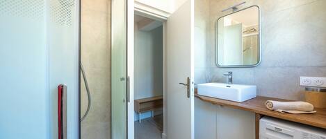 Shower, towels