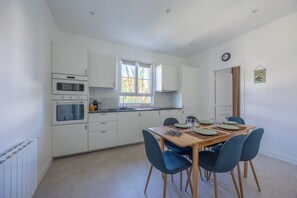 Fridge, microwave, oven, coffee/tea maker