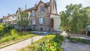 A two-story house with a garden in front. - La Maison du Fleuve - Welkeys (Dives-sur-Mer)