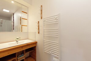Shower, free toiletries, hair dryer, towels - Apartment 'Vue Mer' with Sea View, Private Terrace and Wi-Fi (La Ciotat)