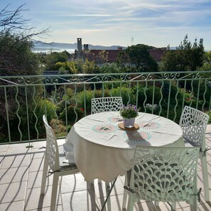 Outdoor dining - Apartment 'Vue Mer' with Sea View, Private Terrace and Wi-Fi (La Ciotat)