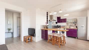 Frigorifero, microonde, forno, piano cottura