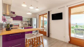 Frigorifero, microonde, forno, piano cottura