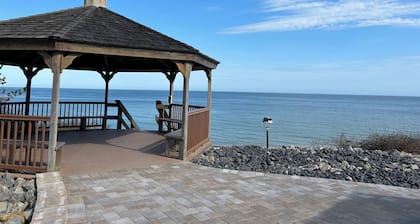 The Little Red Cottage - A cozy home steps away from private beach & wine trail.