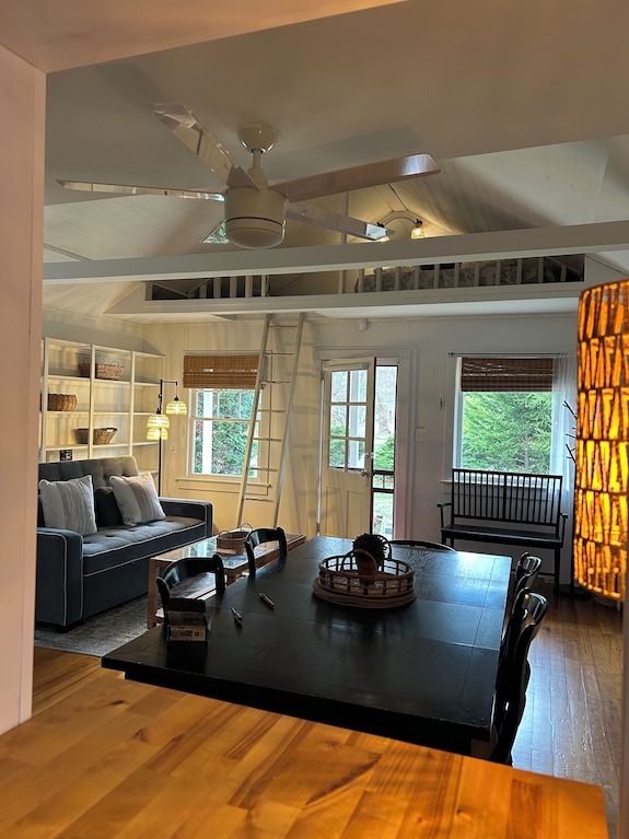 The Little Red Cottage - A Cozy Home Steps Away From Private Beach & Wine Trail. - Long Island, NY