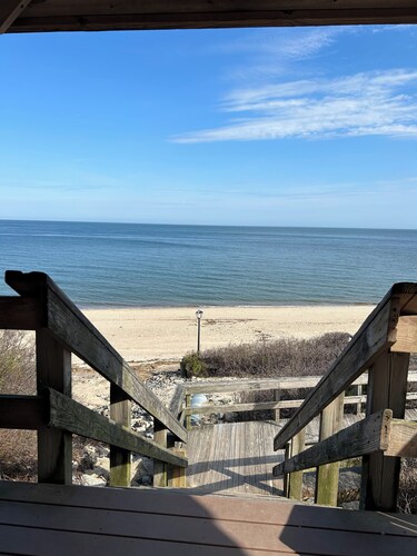 The Little Red Cottage - A cozy home steps away from private beach & wine trail.