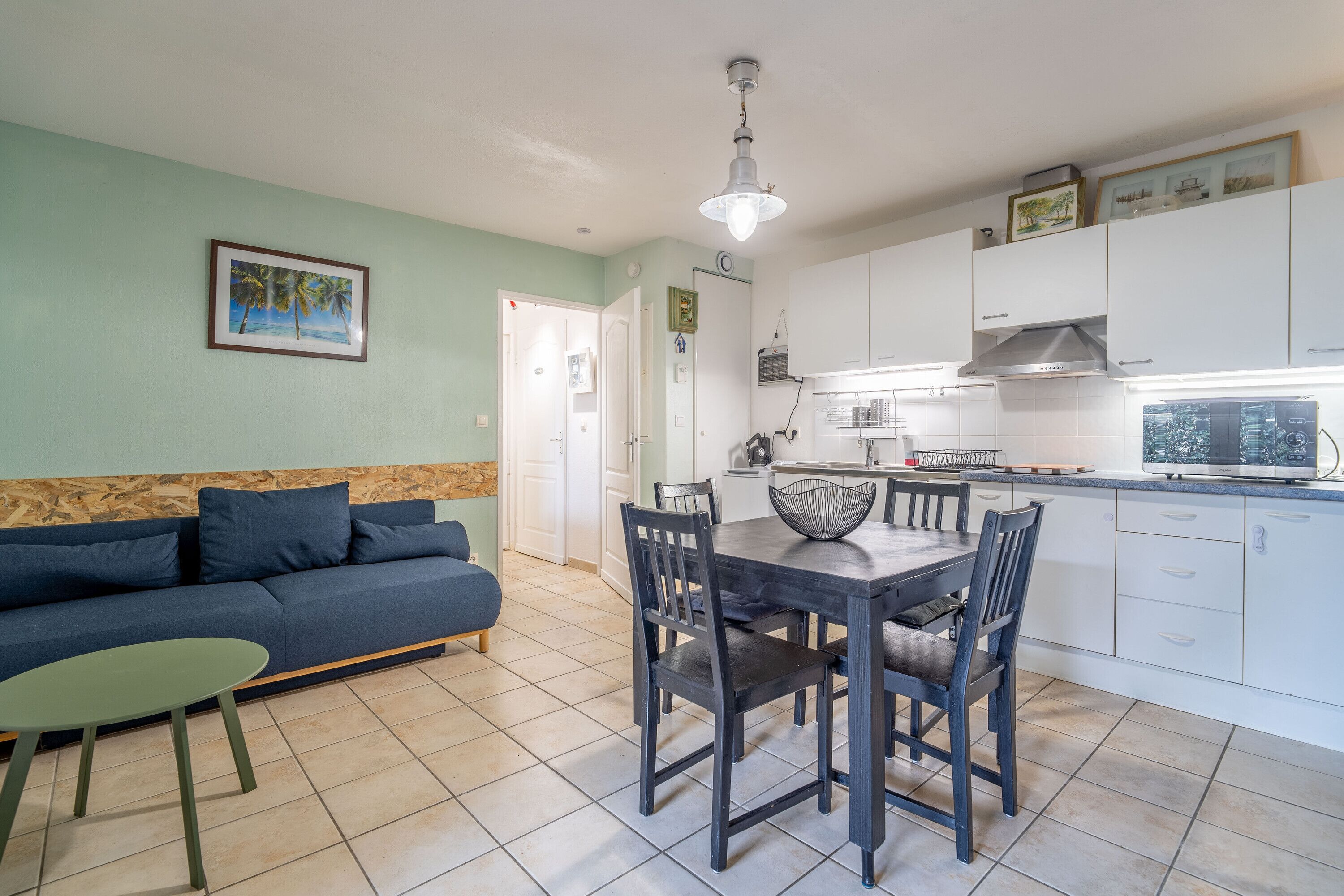 Een televisie, een dvd-speler en een stereo