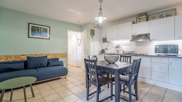 Een televisie, een dvd-speler en een stereo