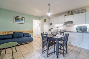 Télévision, lecteur de DVD, chaîne hi-fi