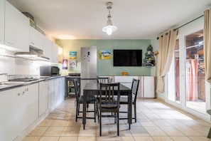 Fridge, microwave, oven, stovetop - Apartment 'Avec Jardin Et Piscine' with Shared Pool, Private Terrace and Wi-Fi (Narbonne)