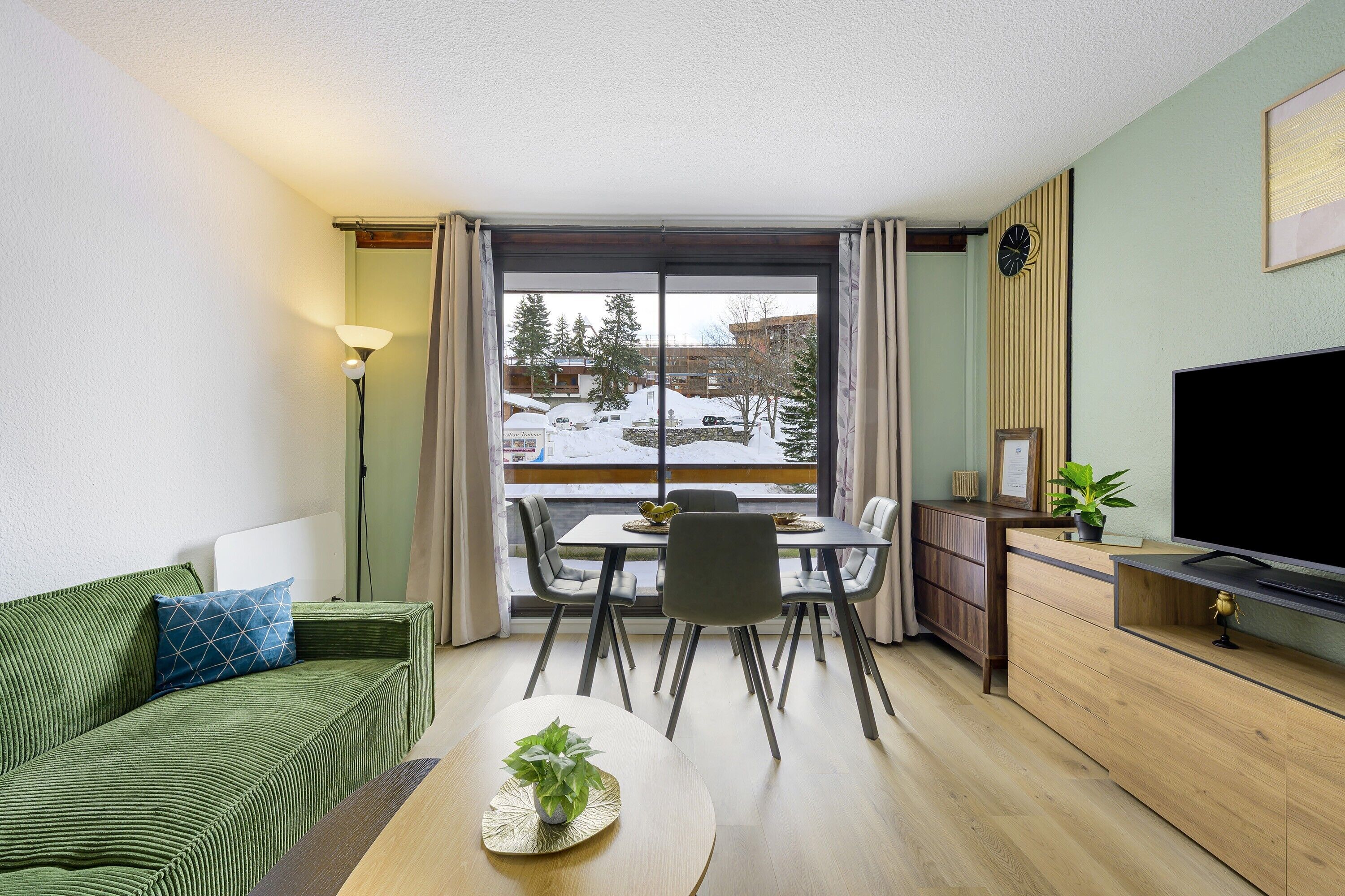 TV, DVD player, mesa de pingue-pongue, aparelho de som