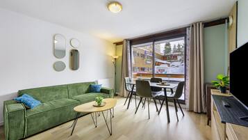 TV, DVD player, ping pong, stereo