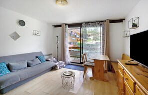 Fernseher, DVD-Player, Tischtennisplatte, Stereoanlage