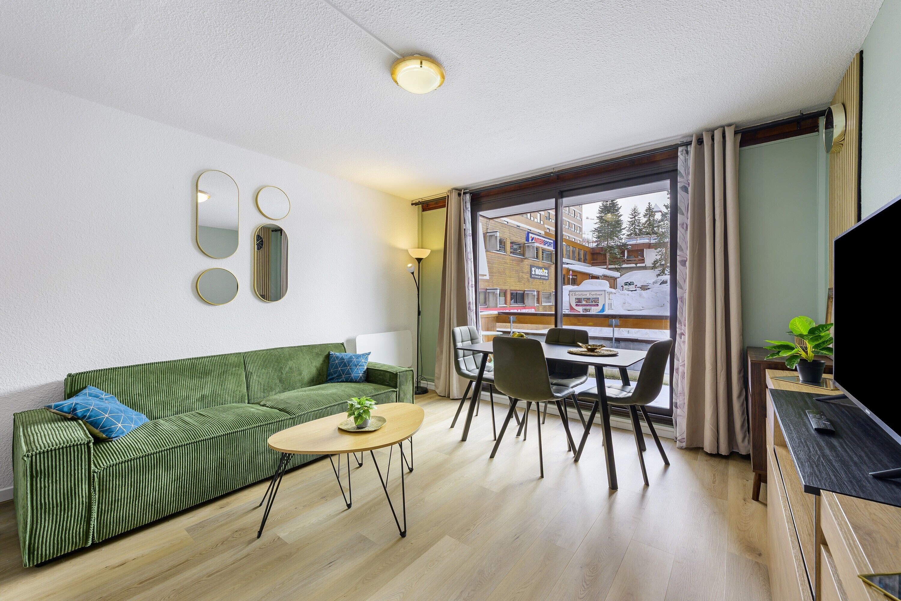 Télévision, lecteur de DVD, table de tennis de table, chaîne hi-fi