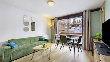 Télévision, lecteur de DVD, table de tennis de table, chaîne hi-fi