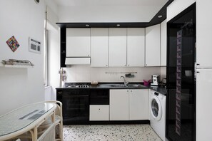 Køleskab, ovn, kogeplade, kaffe-/temaskine