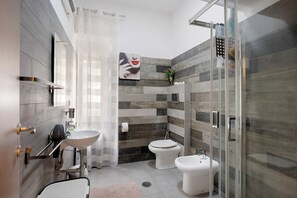 Een douche, een haardroger, handdoeken