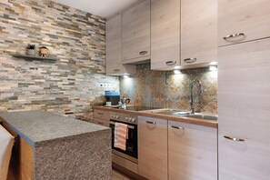 Een koelkast, een oven, een kookplaat, een vaatwasser