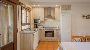 Refrigerador, microondas, horno, placa de cocina