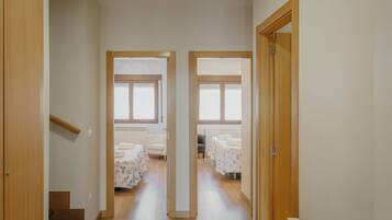 5 dormitorios, tabla de planchar con plancha, wifi gratis y ropa de cama