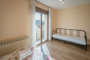 5 bedrooms, iron/ironing board, free WiFi, bed sheets - Country House 'Tradicion Rural El Tio Ricardo' with Private Pool, Private Garden and Wi-Fi (NIEVA)