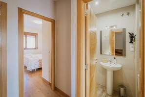 Shower, hair dryer, towels - Country House 'Tradicion Rural El Tio Ricardo' with Private Pool, Private Garden and Wi-Fi (NIEVA)