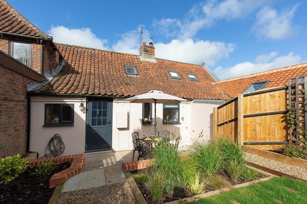 Exterior - Fayette  sleeps 4 (2 bedrooms), cute garden (North Creake)