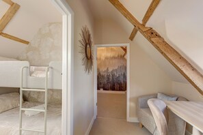 2 bedrooms, desk, iron/ironing board, travel crib - Fayette  sleeps 4 (2 bedrooms), cute garden (North Creake)