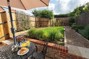 Outdoor dining - Fayette  sleeps 4 (2 bedrooms), cute garden (North Creake)