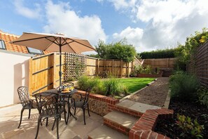 Outdoor dining - Fayette  sleeps 4 (2 bedrooms), cute garden (North Creake)