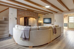 Smart-TV, peis, DVD-spiller og bøker