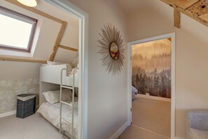 2 bedrooms, desk, iron/ironing board, travel crib - Fayette  sleeps 4 (2 bedrooms), cute garden (North Creake)