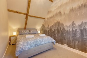 2 soverom, skrivebord, strykejern/-brett og reiseseng for barn